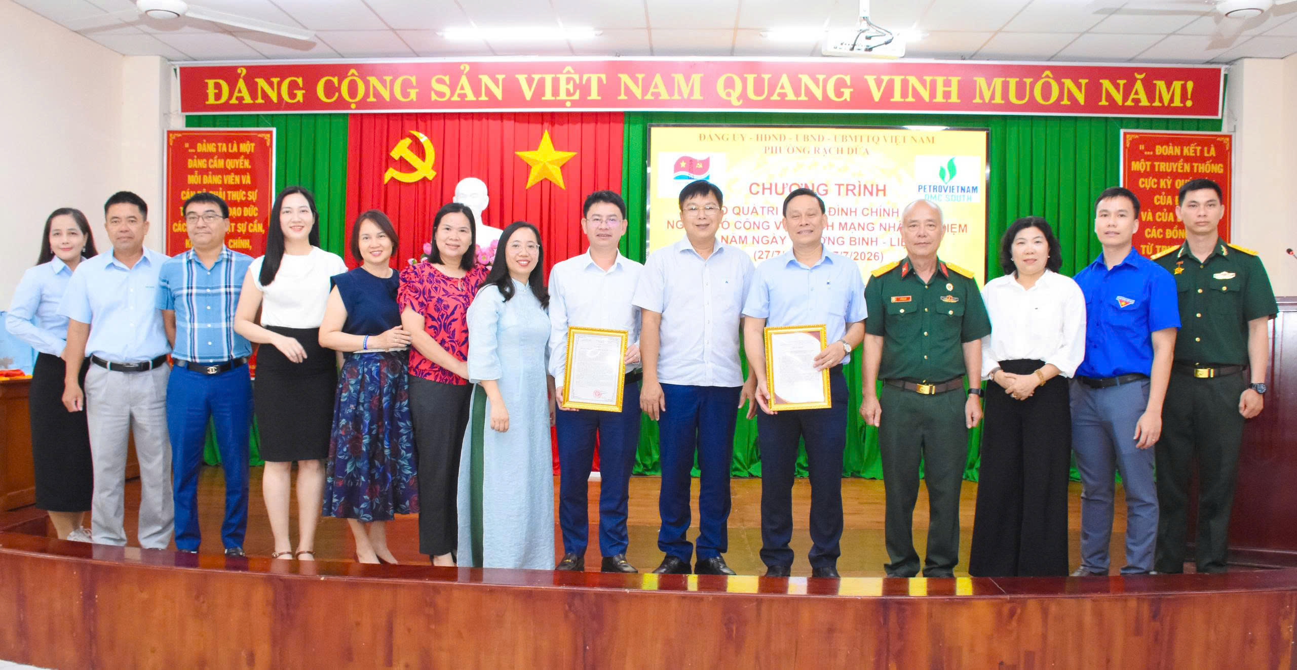 Hình ảnh: Ông Mai Văn Duy – Giám đốc cùng các Lãnh đạo Công ty DMC-Miền Nam nhận Thư cảm ơn từ Đại diện UBND Phường Rạch Dừa Hình ảnh: Ông Mai Văn Duy – Giám đốc cùng các Lãnh đạo Công ty DMC-Miền Nam nhận Thư cảm ơn từ Đại diện UBND Phường Rạch Dừa