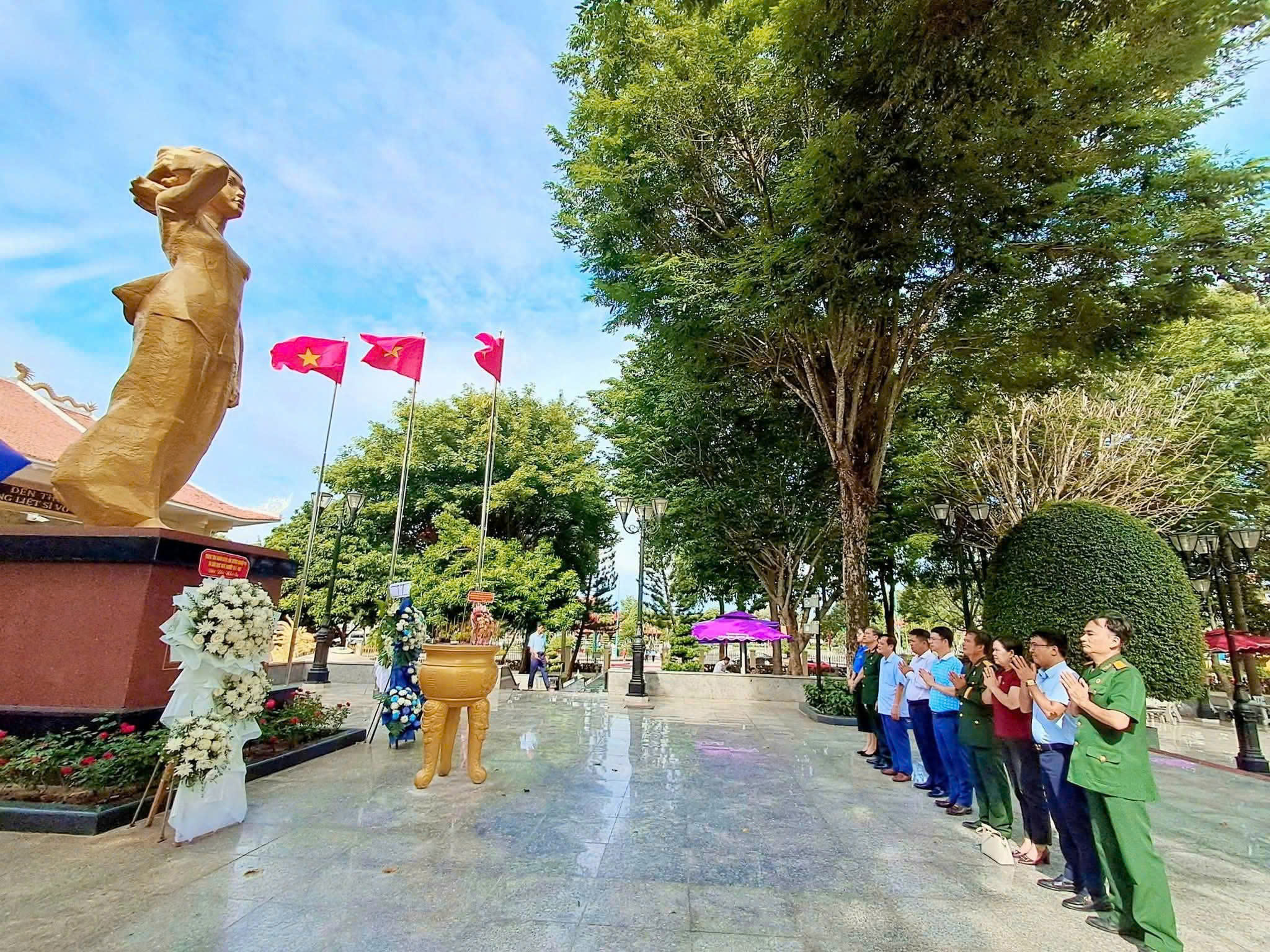 Hình ảnh: Đoàn công tác DMC-Miền Nam dâng hương, dâng hoa tại Đài tưởng niệm Anh hùng Liệt sĩ Võ Thị Sáu Hình ảnh: Đoàn công tác DMC-Miền Nam dâng hương, dâng hoa tại Đài tưởng niệm Anh hùng Liệt sĩ Võ Thị Sáu