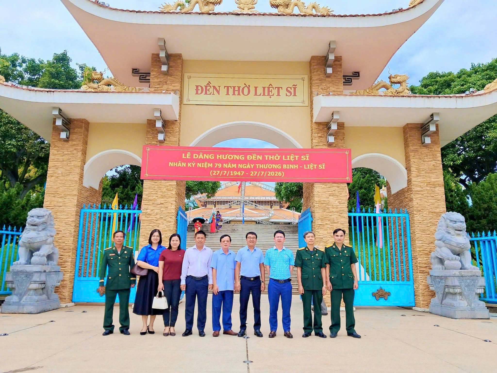 Hình ảnh: Đoàn dâng hương, dâng hoa chụp hình lưu niệm tại Đền thờ các Anh hùng Liệt Sĩ Hình ảnh: Đoàn dâng hương, dâng hoa chụp hình lưu niệm tại Đền thờ các Anh hùng Liệt Sĩ