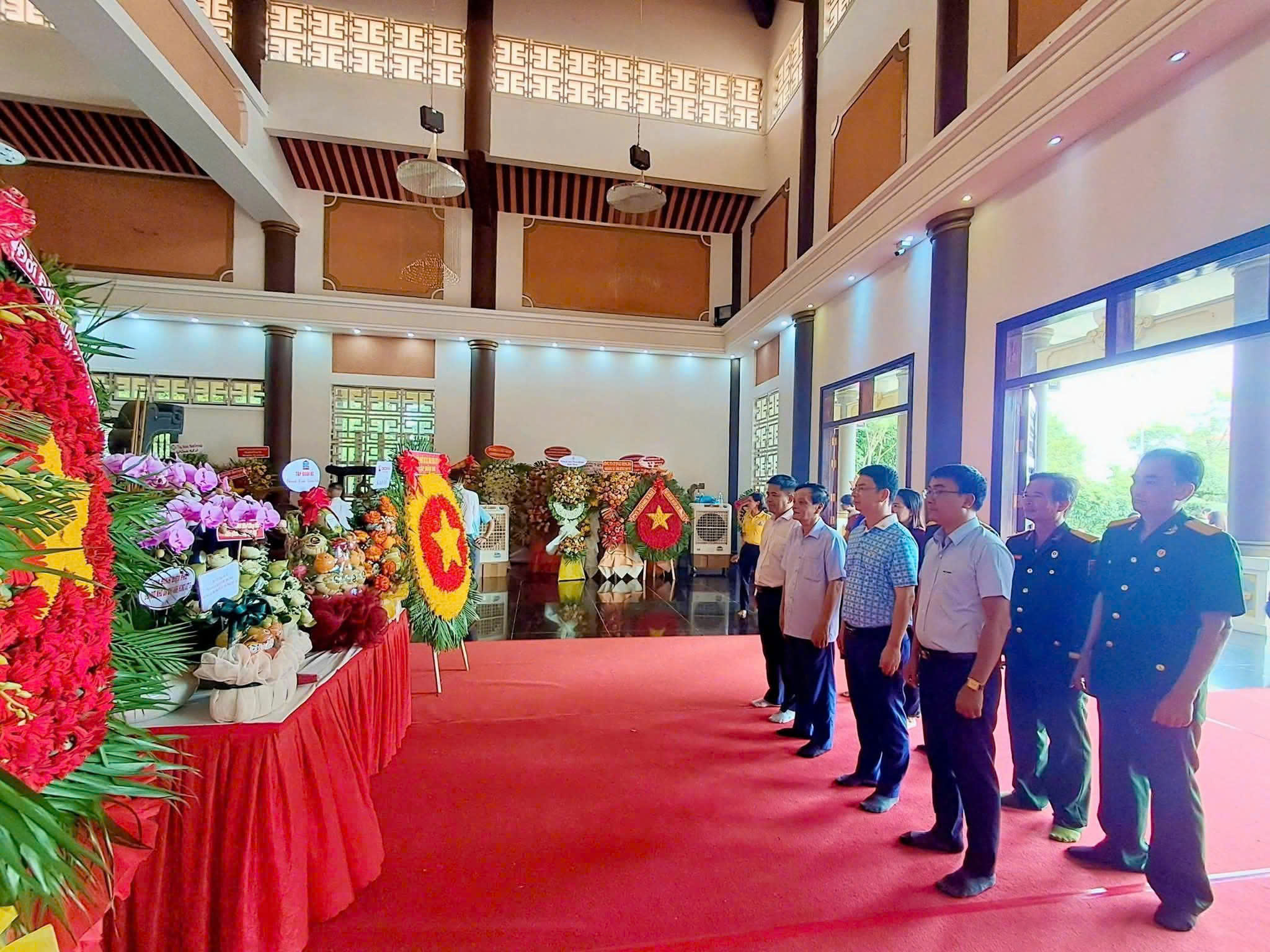 Hình ảnh: Đại diện Ban Lãnh đạo, Hội Cựu chiến binh, Công đoàn và Đoàn Thanh niên dâng hương tại Đền thờ các Anh hùng Liệt sĩ Hình ảnh: Đại diện Ban Lãnh đạo, Hội Cựu chiến binh, Công đoàn và Đoàn Thanh niên dâng hương tại Đền thờ các Anh hùng Liệt sĩ