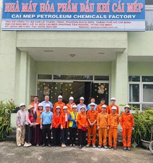 (Ảnh 3: Tập thể Ban Giám đốc Nhà máy và học viên tham gia chương trình đào tạo chụp hình lưu niệm tại Nhà máy Cái Mép)
