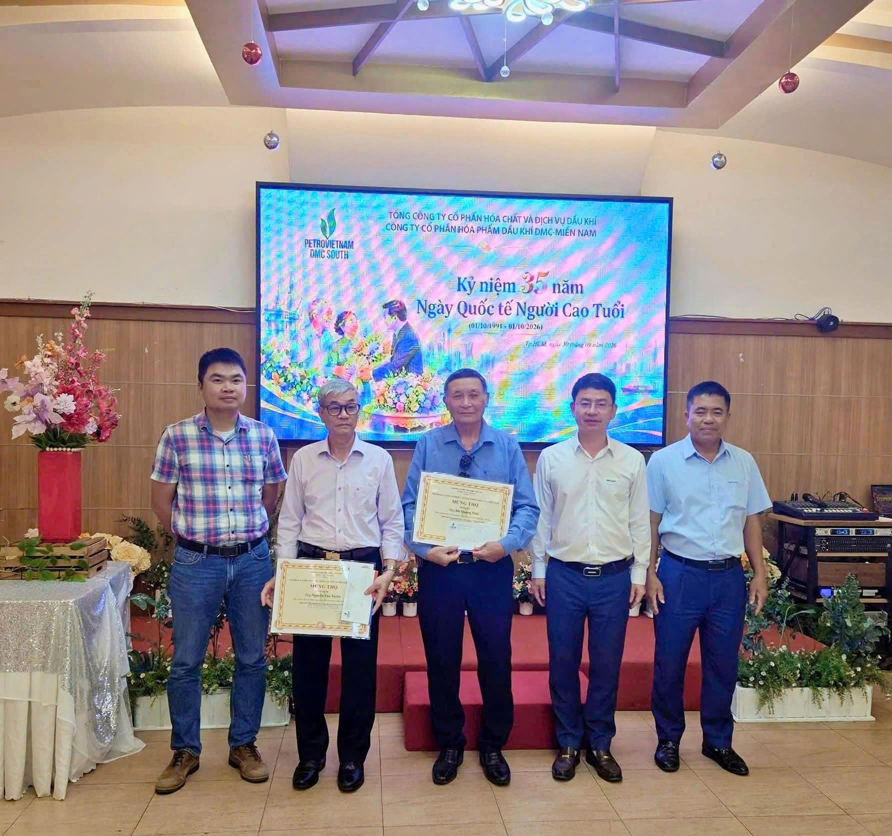 Ban Giám đốc công ty trao quà mừng thọ cho CBCNV hưu trí Ban Giám đốc công ty trao quà mừng thọ cho CBCNV hưu trí