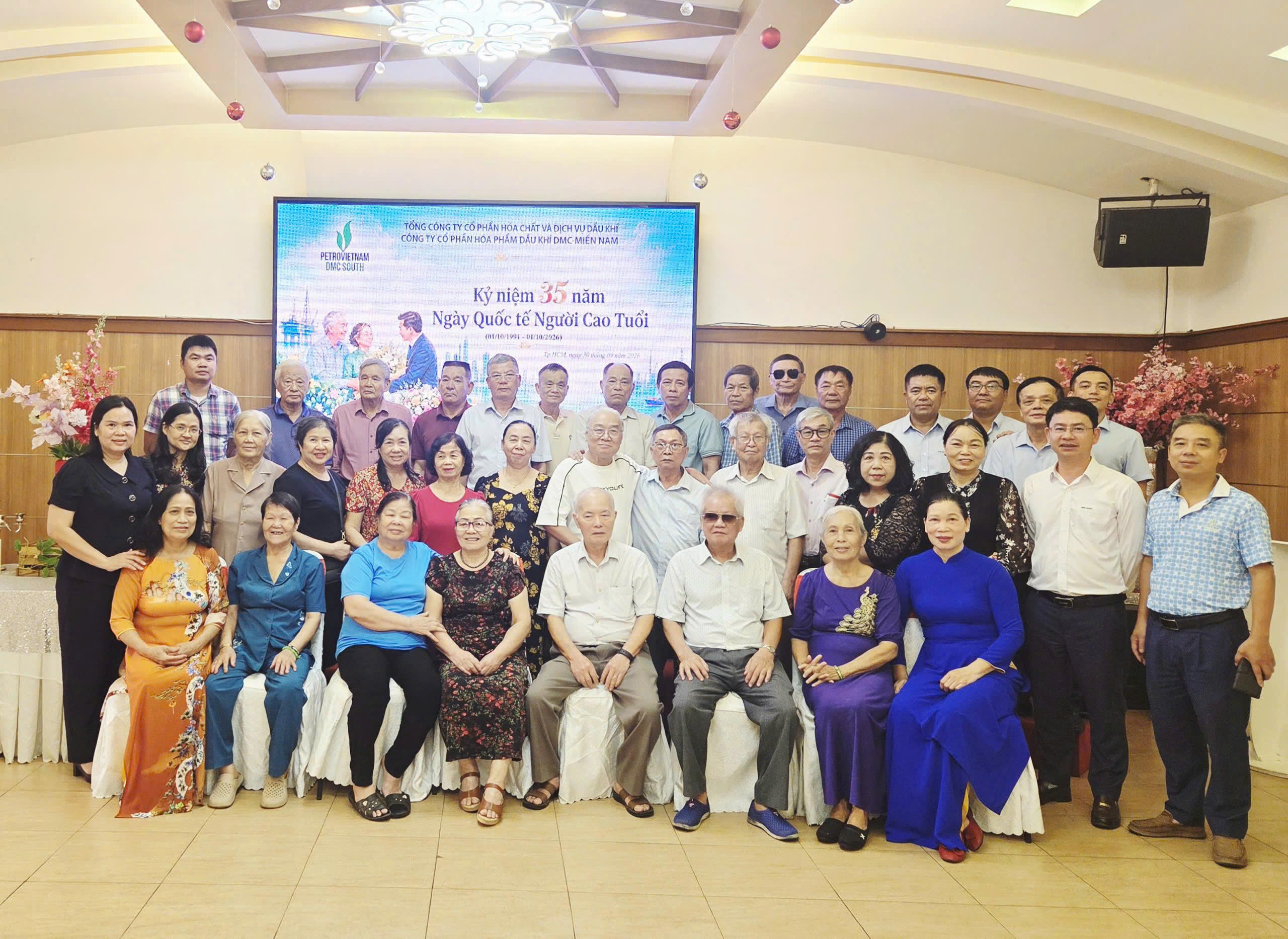 CBCNV hưu trí chụp hình kỷ niệm cùng Tập thể Ban lãnh đạo Công ty